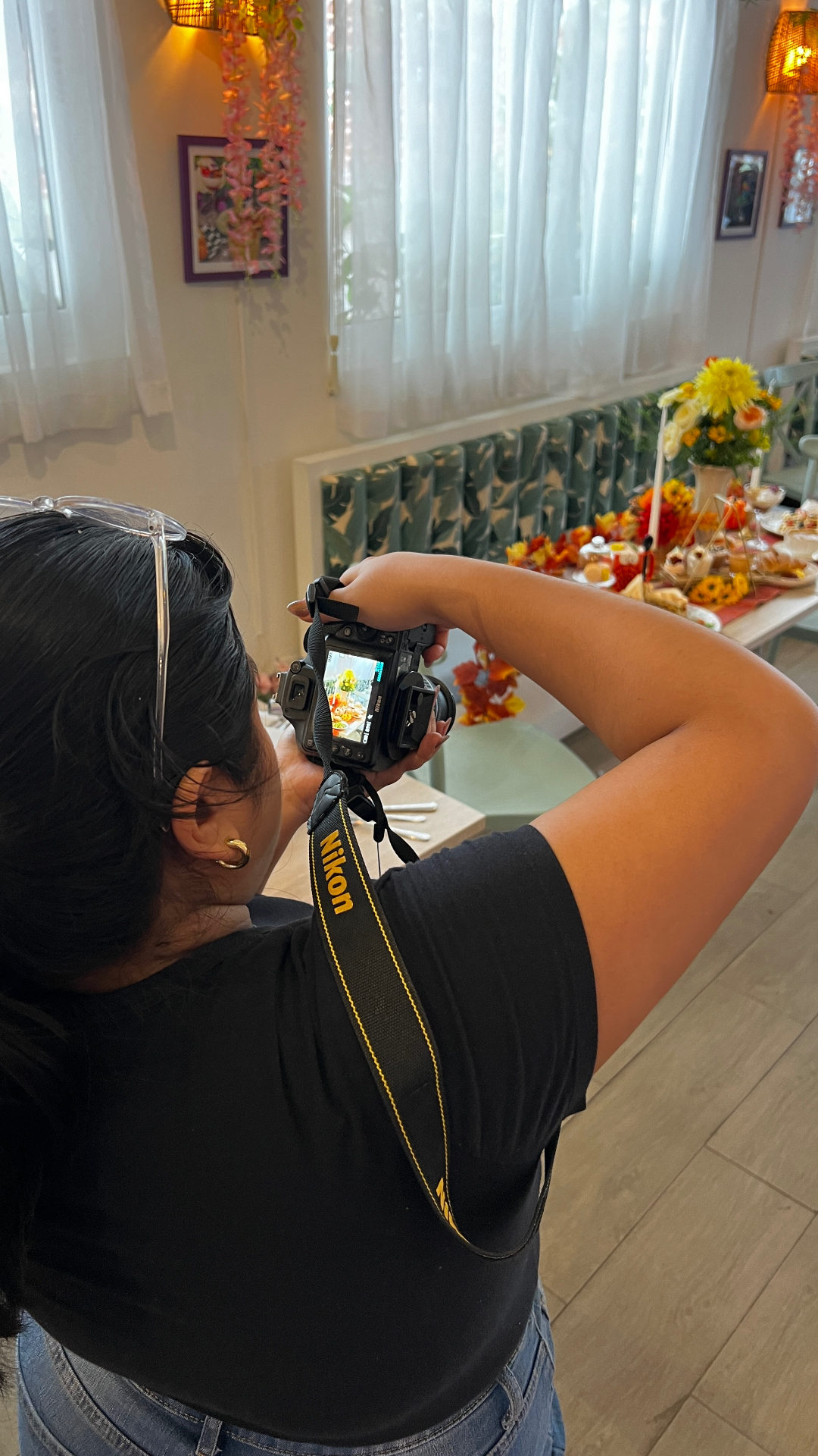 Daniela dirigiendo sesión fotográfica